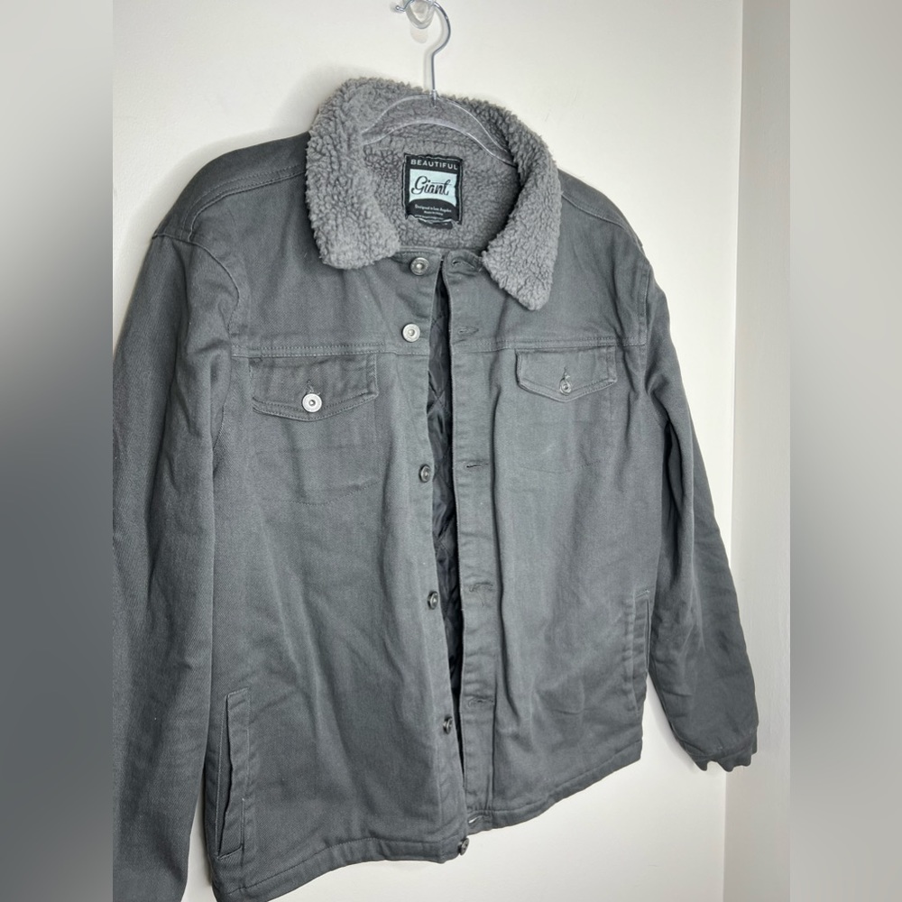 Beautiful Giant Men’s Jacket. Gray Sherpa collar style trucker button up jacket. - Picture 3 of 6